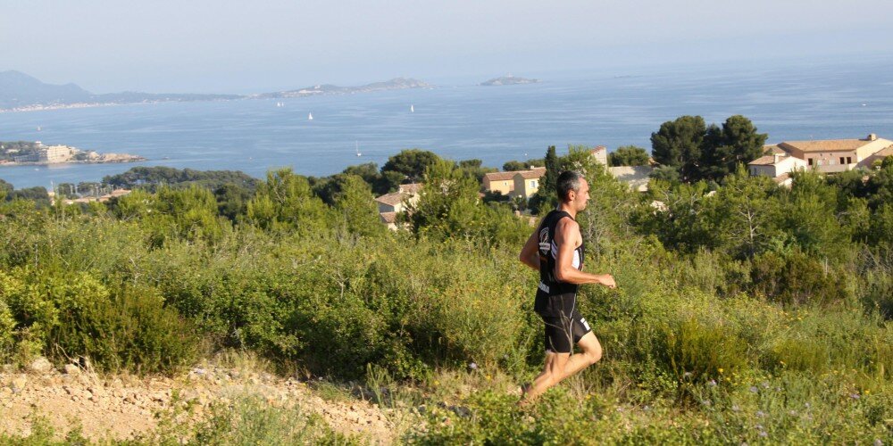 3 Salomon Bandol Classic les pieds dans la colline les yeux vers la mer photo Robert Goin